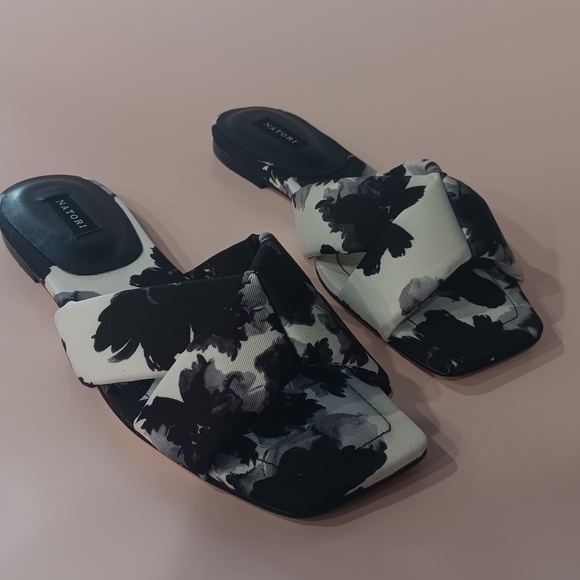 Natori Shoes - Natori Vitta Taichou[  Black and White] Women's Slide Sandals